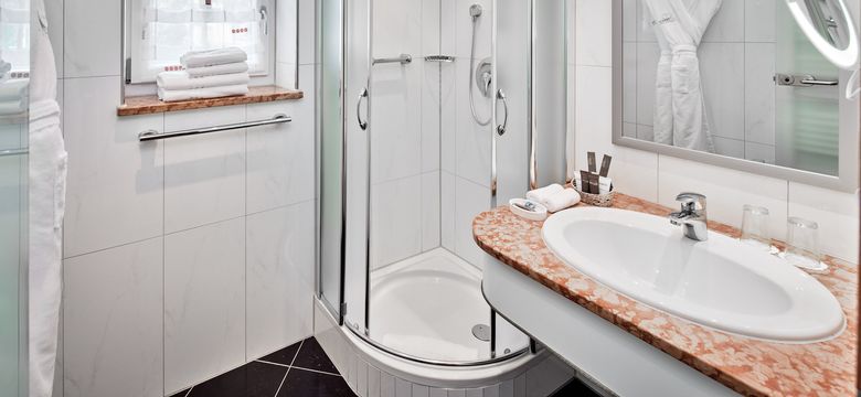 5* Wellness- & Sporthotel Jagdhof: Erkerzimmer image #3